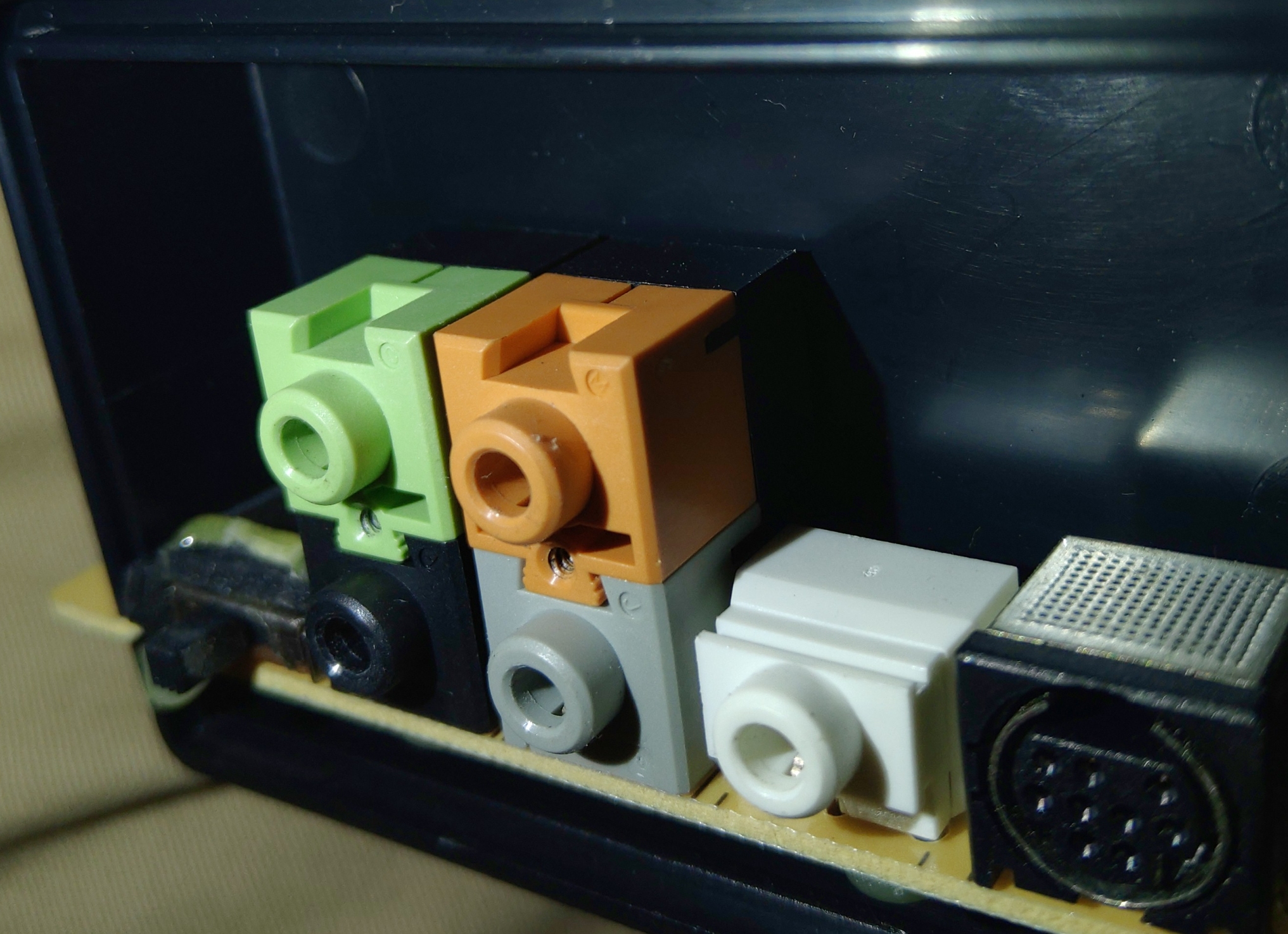 inside view of connectors on P7800